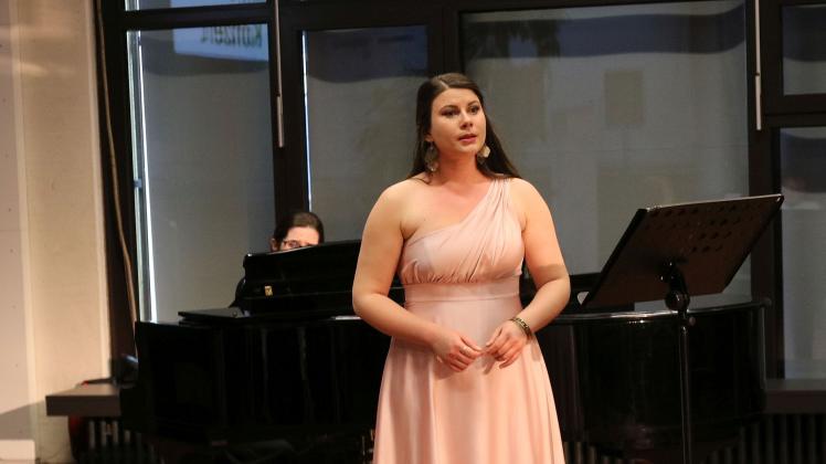 Sopranistin Alexandra Anușcă singt im Gymnasium Bad Iburg für die Ukraine