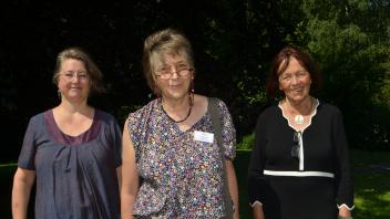 Heike Zura (Mitte) ahnte 1988 nicht, dass aus ihrer Tätigkeit an der KVHS eine Festanstellung wird. Sie blieb 34 Jahre. Ihre Nachfolgerin Dr. Christine Künzel (links), Monika Vogt und 50 Gäste verabschiedeten die 65-Jährige in den Ruhestand.  