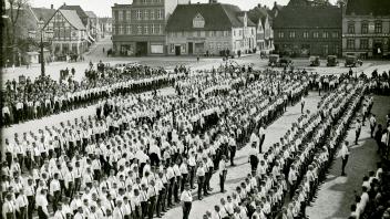 Lokales Geschehen: Am 17. Mai 1931 versammelten sich 2000 SA-Leute am sogenannten „Deutschen Tag“ auf dem Marktplatz in Glückstadt.