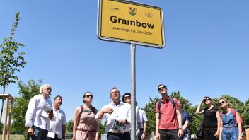 Der Rundgang durch den Ortskern zeigt der Jury bereits das, was die Gemeinde Grambow ausmacht.