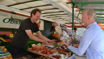 Uli‘s Obstkiste war ein letztes Mal zu Gast auf dem halstenbeker Wochenmarkt. Michael Burkhardt (links) wurde von Bürgermeister Claudius von Rüden (SPD) verabschiedet.