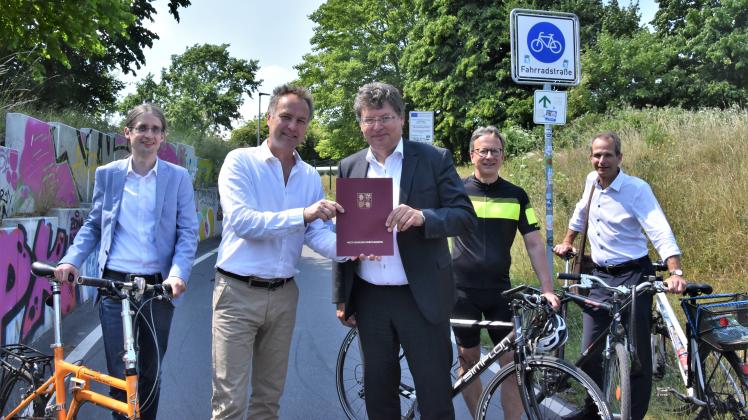 Freuen sich schon auf den baldigen Ausbau der Rostocker Fahrrad-Schnellstraße: Felix Winter (v.l.), Holger Matthäus, Reinhard Meyer, Uwe Flachsmeyer und Stefan Krause.