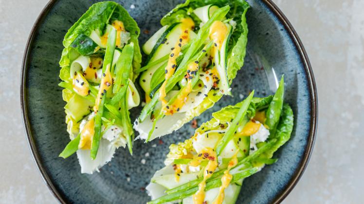 Stefanie Hiekmann Salat-Tacos im Garten-Style mit Zucchini, Erbsenschoten, Hirtenkäse und Currysauce