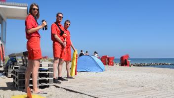Lara (v.l.), Thomas Stojan und Uwe Emich haben sich ganz bewusst für Schönhagen entschieden, um dort ehrenamtlich Strandaufsicht zu übernehmen. 