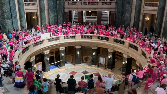 Abtreibungsbefürworter demonstrieren in der Rotunde des Wisconsin State Capitol. Der Oberste Gerichtshof der USA hat das liberale Abtreibungsrecht gekippt. Foto: Todd Richmond/AP/dpa