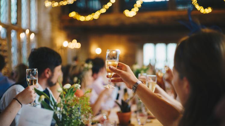 Glücklich können sich diejenigen schätzen, die bereits einen Termin für eine Hochzeitsfeier haben. Viele Dienstleister können für dies Jahr keine Termine mehr annehmen.