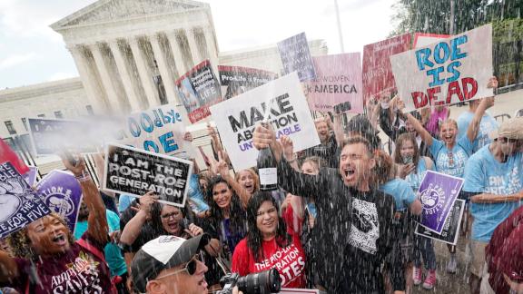 Eine Gruppe Abtreibungsgegner feiert vor dem Gebäude des Obersten Gerichtshofs der USA mit Sekt, nachdem der Oberste Gerichtshof das liberale Abtreibungsrecht gekippt hat. Foto: Steve Helber/AP/dpa