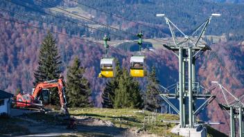 ARCHIV - Die Kampenwandbahn im Chiemgau soll erneuert werden. Das Landratsamt hat das Projekt nun genehmigt. Foto: Sven Hoppe/dpa