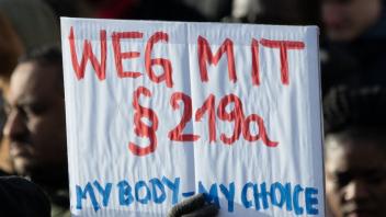 Der Paragraf 219a verbot Ärztinnen und Ärzten bislang, öffentlich über Schwangerschaftsabbrüche zu informieren. Foto: Ralf Hirschberger/dpa