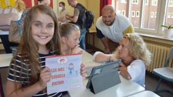 Iva Bistrovic (links) und ihre Mitschülerin Mila Kobiella präsentieren Milas Eltern Cornelia und Bartosch ihre Comics.