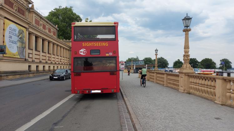 Aufgrund der unsicheren Verkehrslage in der Werderstraße entscheiden sich immer wieder Radfahrer dafür, auf dem Bürgersteig weiterzufahren, obwohl sie eigentlich auf die Straße fahren sollten.