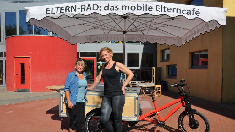 Kitaleiterin Bettina Stüwe (l.) von der Arche Noah und Elternbegleiterin Mareike Eckhart freuen sich über das neue Coffee-Bike.