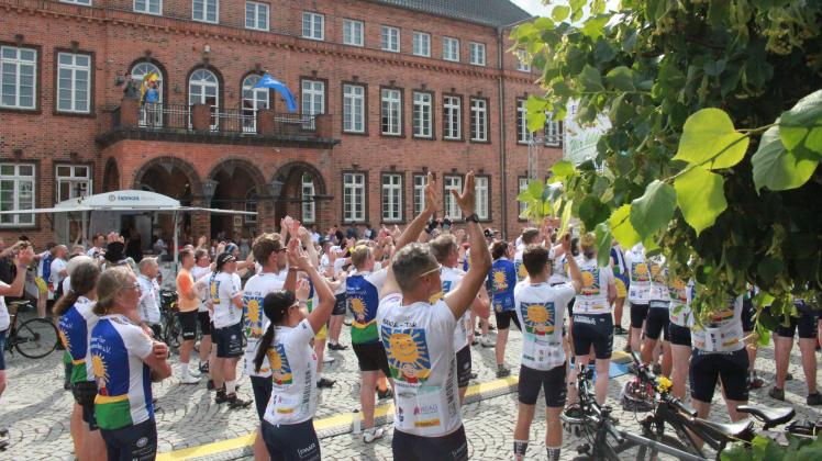 Die Benefiz-Radtour erreicht Hagenow und nimmt die Spende der Stadt  von 250 Euro entgegen