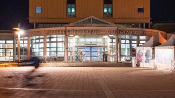 ARCHIV - Blick auf das Hauptgebäude der Unimedizin Greifswald. Foto: Stefan Sauer/dpa/Archivbild