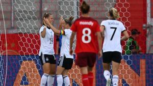 Die deutschen Spielerinnen feiern das 1:0 gegen die Schweiz durch Klara Bühl. Foto: Hendrik Schmidt/dpa