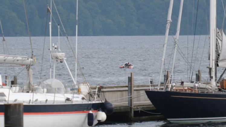Das grau-rote Schlauchboot trieb führerlos direkt vor der Marina Sonwik