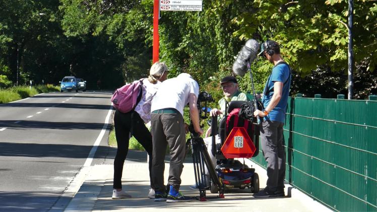 Die Bushaltestelle vor dem Etzer Heidekrug wurde behindertengerecht umgebaut. Doch Senioren mit Rollatoren und Rollstuhlfahrer haben damit einige Probleme. 