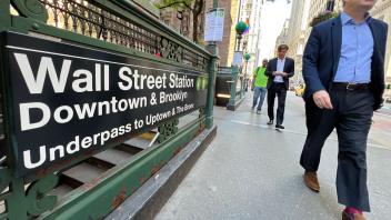 Geschäftsleute an der New Yorker Wall Street. Foto: Stephen Shaver/ZUMA Press Wire/dpa