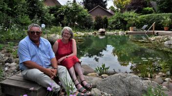 Pia und Klaus Handke öffnen ihren Garten für Seminare. Hier können Interessierte über die Natur im Garten und am Gartenteich informieren.