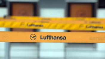 ARCHIV - Leere Lufthansa-Ticketschalter am Flughafen Düsseldorf. Mitten in der Sommerferienzeit streicht die Airline wegen Personalmangels mehr als 2000 weitere Flüge an ihren Drehkreuzen Frankfurt und München. Foto: picture alliance / dpa