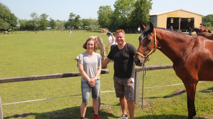 Lars Brunk, Vorsitzender des Pferdesportvereins Niebüll, steht am 24. Juni 2022 gemeinsam mit Vorstandsmitglied Corinna Schneider vor einer Koppel des Vereins, auf der ein Aktivstall entstehen soll.
