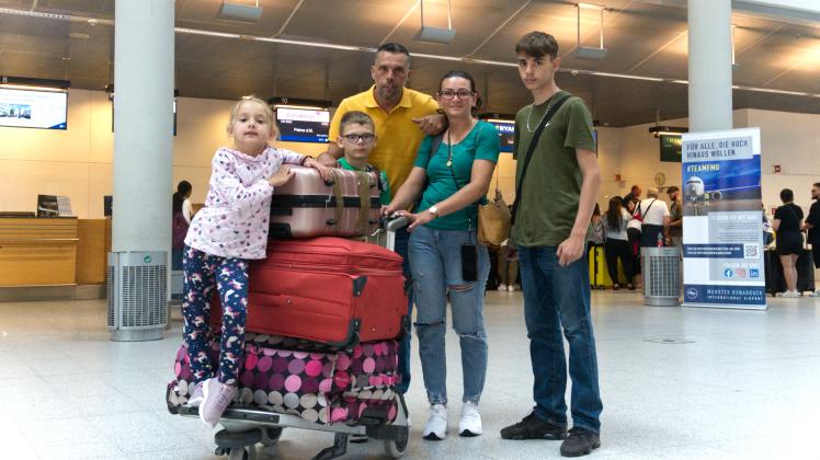Für vier Wochen in den Kosova. Eine Familie aus Marl mit gepackten Koffern.