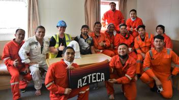 Die Crew des Frachtschiffes Azteca freute sich über die Präsente der Rostocker Seemansmission zum Day of the Seafarer.