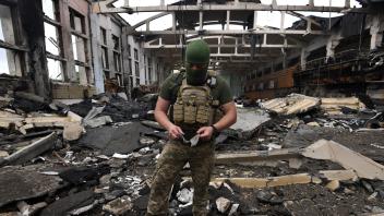 Inmitten von Trümmern: ein ukrainischer Soldat in einem durch russischen Beschuss zerstörten Sportkomplex der Polytechnischen Hochschule in Kiew. Foto: Carol Guzy/ZUMA/dpa