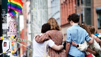 Young people mourn at a crime scene in central Oslo, Norway, on June 25, 2022, in the aftermath of a shooting outside pubs and nightclubs. - Police said a suspect had been arrested following the shootings, which occurred around 1:00 am (2300 GMT Friday) in three locations, including a gay bar. Police reported two dead and at least 21 wounded, said two weapons had been seized and are "investigating the events as a terrorist act". (Photo by Terje Pedersen / NTB / AFP) / Norway OUT