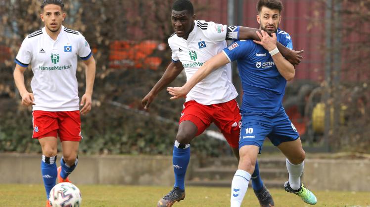 Foto : Maxwell Gyamfi / HSV gegen Gazi Siala (Blau) Fussball Regionalliga Nord , Meisterrunde am Sa. 26.03.2022 Hamburge