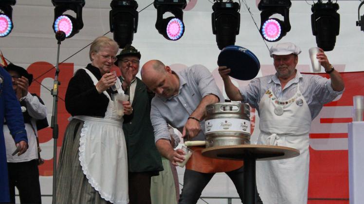 Unter Aufsicht der Vorsitzenden der Hagenower Dörpschaft Lilo Schömer (l)zapf6t Bürgermeister Thomas Möller das erste Bier nach dem traditionellen Faß-Anstich