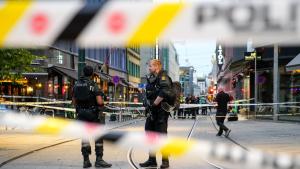 dpatopbilder - Polizisten bewachen den Tatort vor einem Nachtclub in der norwegischen Hauptstadt Oslo. Foto: Javad M. Parsa/NTB/dpa