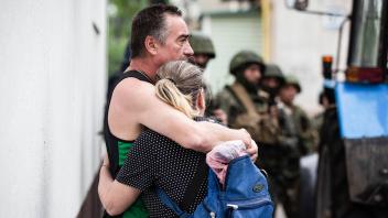 Ukraine-Konflikt, Eindrücke aus Sjewjerodonezk LUGANSK REGION, UKRAINE   JUNE 15, 2022: Civilians prepare to evacuate fr