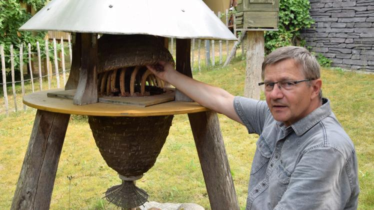 Imkern mit Tradition: Im „Lütt Acker“ zeigt Klaus Werner verschiedene Haltungsmöglichkeiten für Bienen, so unter anderem den Weissenseifener Hängekorb.