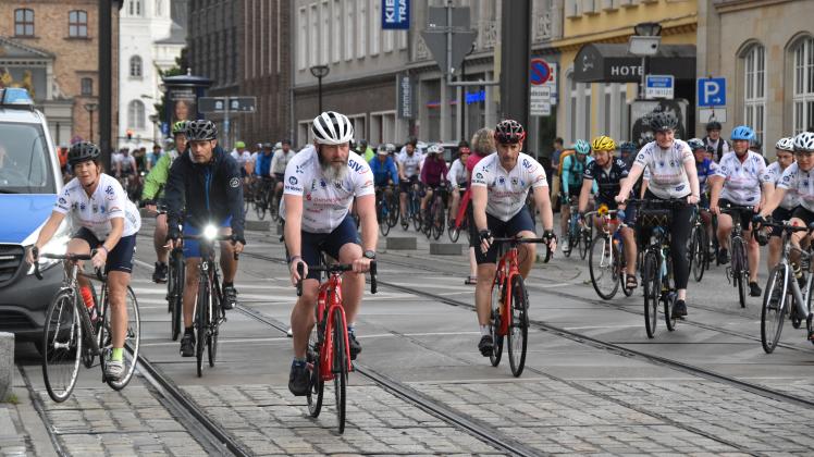 Die letzten Kilometer mussten die Radler der Hanse Tour Sonnenschein 2022 im Regen zurücklegen. Mit Oberbürgermeister Claus Ruhe Madsen (parteilos) an der Spitze kamen sie schließlich am Neuen Markt an.