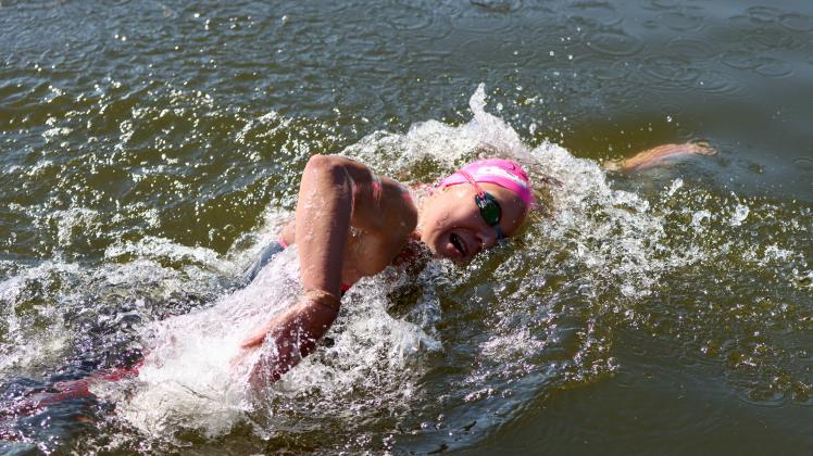 Elea Linka, Freiwasserschwimmerin der SG Stormarn Barsbüttel, bei der DM 2022 in Mölln.