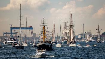 Unzählige Schiffe, Boote, Segler und Traditionssegler nehmen an der Windjammerparade  teil. Foto: Axel Heimken/dpa