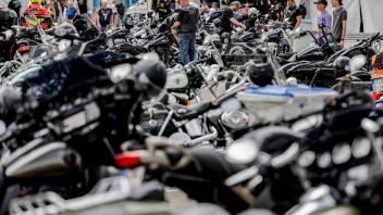 Unzählige Motorräder stehen auf dem Veranstaltungsgelände der Harley Days. Foto: Axel Heimken/dpa