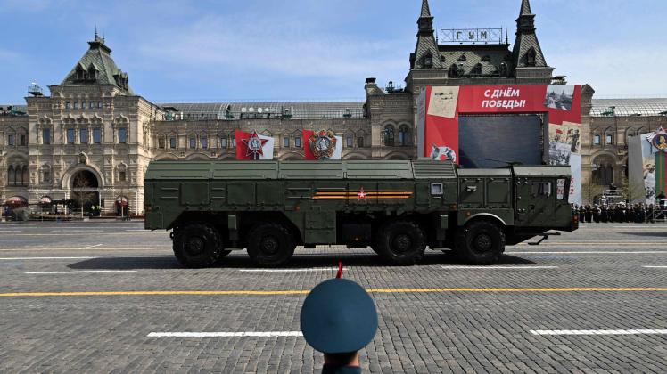 A Russian Iskander-M missile launcher parades through Red Square during the general rehearsal of the Victory Day military parade in central Moscow on May 7, 2022. - Russia will celebrate the 77th anniversary of the 1945 victory over Nazi Germany on May 9. (Photo by Kirill KUDRYAVTSEV / AFP)