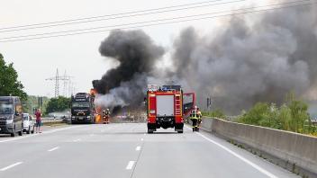 Die Rauchschwaden des brennenden Auto-Lasters waren kilometerweit zu sehen.