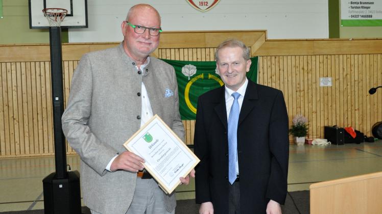 Bürgermeister Torsten Klinger (rechts) übergab die Ehrenbürger-Urkunde an Hans-Jürgen Holtorf.