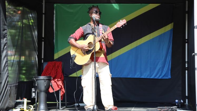 Für die Eröffnungsfeier extra angereist war der Sänger RemiTone, der die Besucher mit seinem Afrobeat und Texten in der Landessprache Swahili begeisterte. 