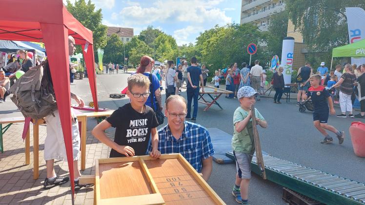 Hatten Spaß beim Weststadtfest: Andreas Henning und sein Sohn Finn.