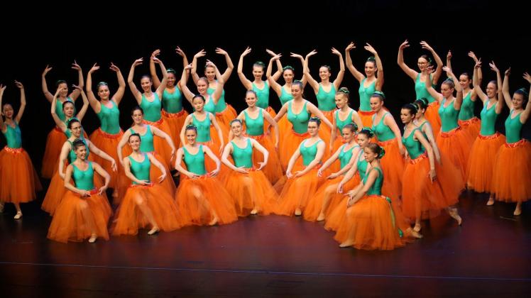 Passend zum Thema tanzten das „Wurzelgemüse“ in Grün-Orange.