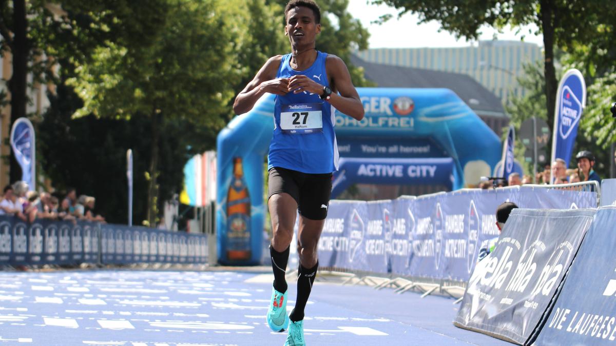 Hitze-beim-Hamburger-Halbmarathon-Nur-wenige-Hilfseins-tze