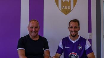 Vertragsunterschrift mit dem Auer Klubchef Helge Leonhardt: Uli Taffertshofer am Sonntag beim FC Erzgebirge.