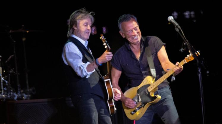 dpatopbilder - Zwei Legenden auf der Bühne: Paul McCartney (l) und Bruce Springsteen. Foto: Joel C Ryan/Invision via AP/dpa