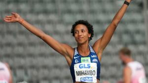 Malaika Mihambo sicherte sich in Berlin mit einem Sprung über 6,85 Meter den Titel. Foto: Soeren Stache/dpa