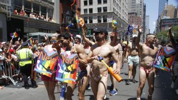 Menschen in Badehosen nehmen an der Pride-Parade in New York teil. Foto: Niyi Fote/TheNEWS2 via ZUMA Press Wire/dpa