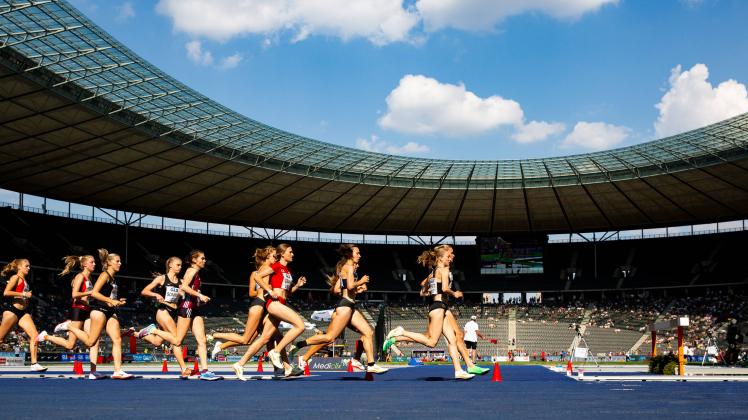 Deutsche Leichtathletik-Meisterschaften; Berlin, 26.06.2022 Impression: Das 1500m-Finale der Frauen u.a. mit Caterina G
